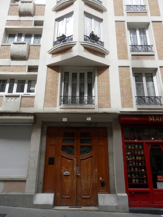 façade sur rue, porte d’accès et encorbellement