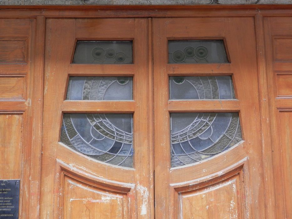 façade sur rue, porte d’accès, détail des verrières de la partie supérieure