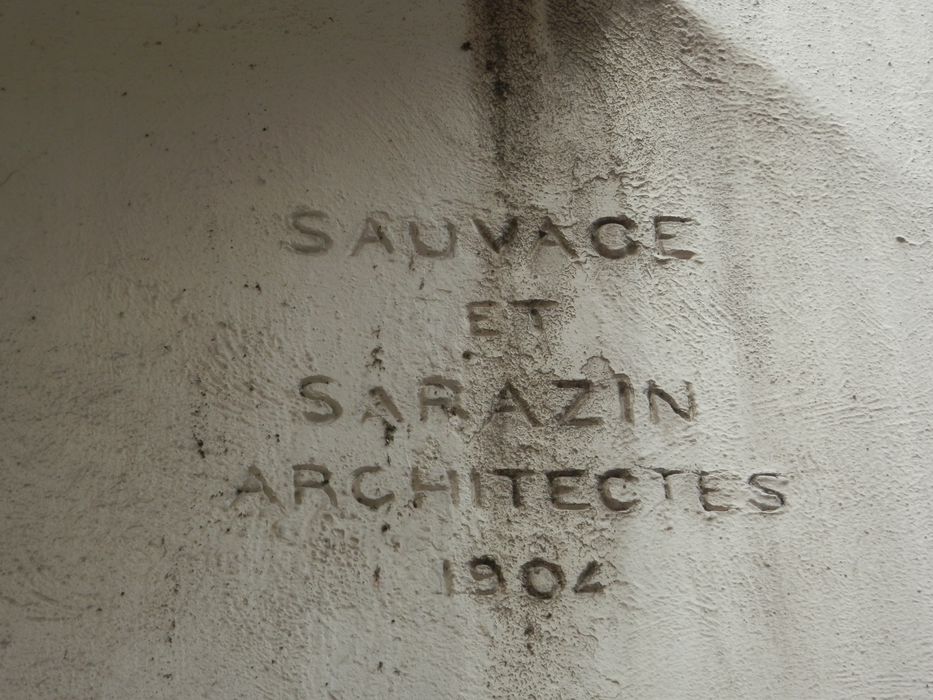 façade sur rue, détail de la signature