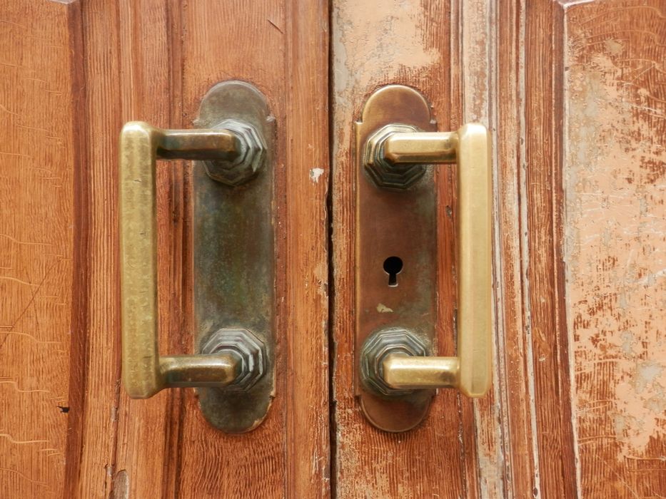 façade sur rue, porte d’accès, détail des poignées