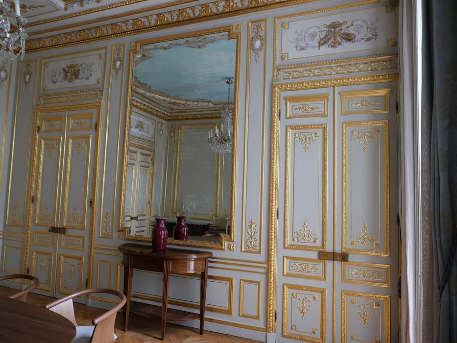 salon est, vue partielle des lambris de revêtement