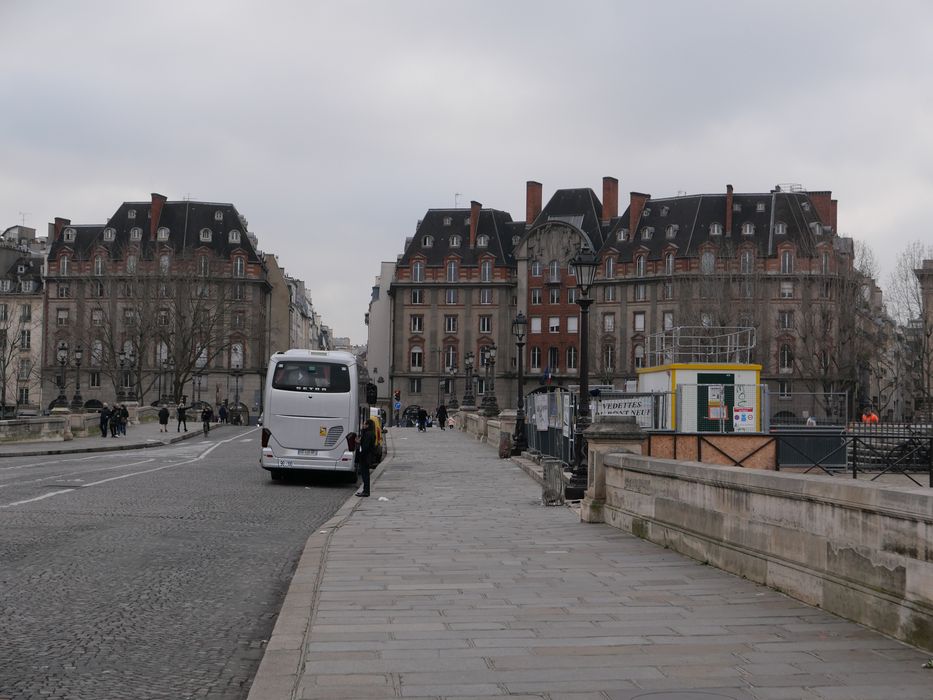 vue générale des immeubles dans leur environnement depuis le Pont-Neuf au Nord