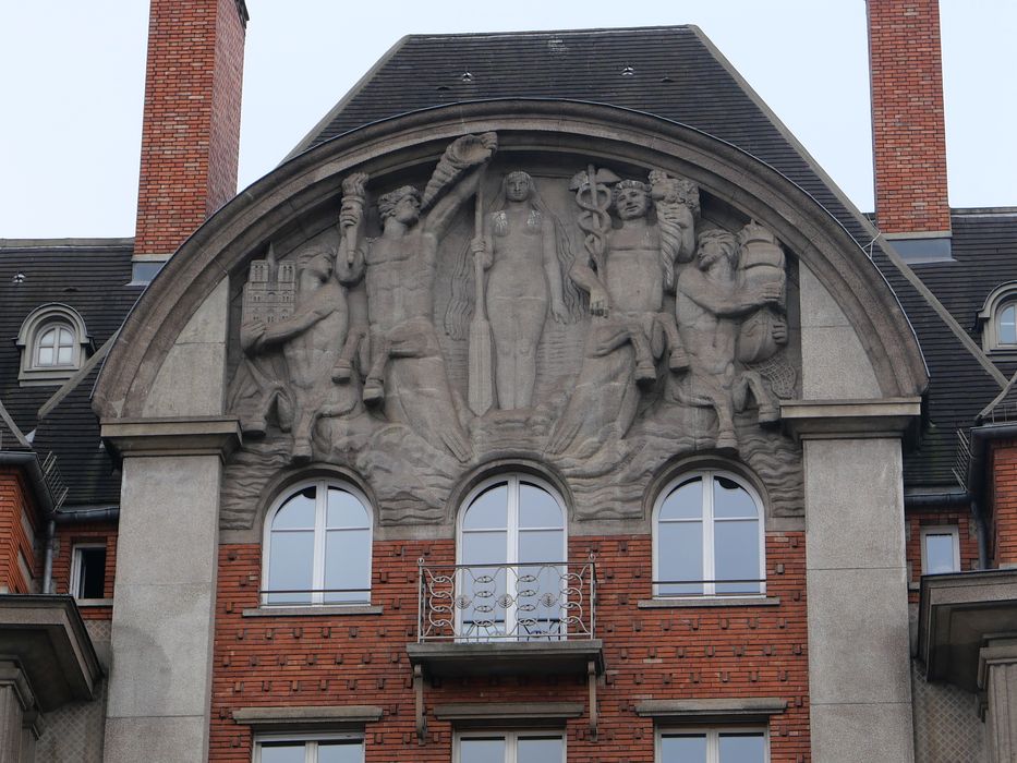 immeuble ouest, façade nord, détail du haut-relief à la gloire de la Seine