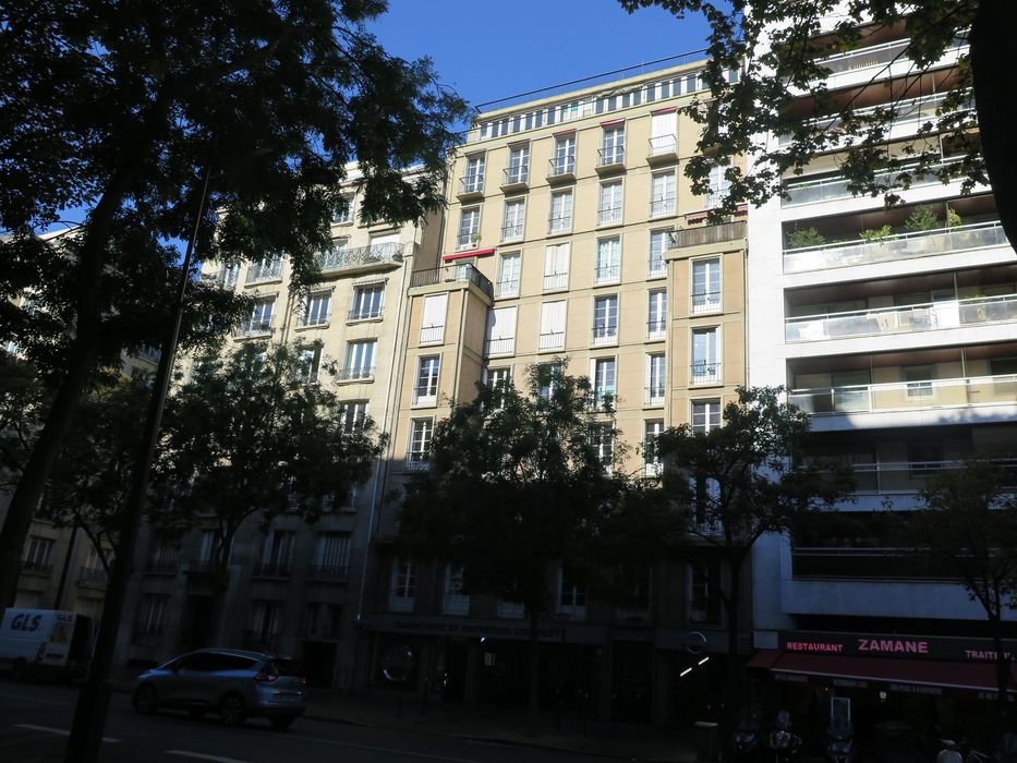 façade sur rue, vue partielle