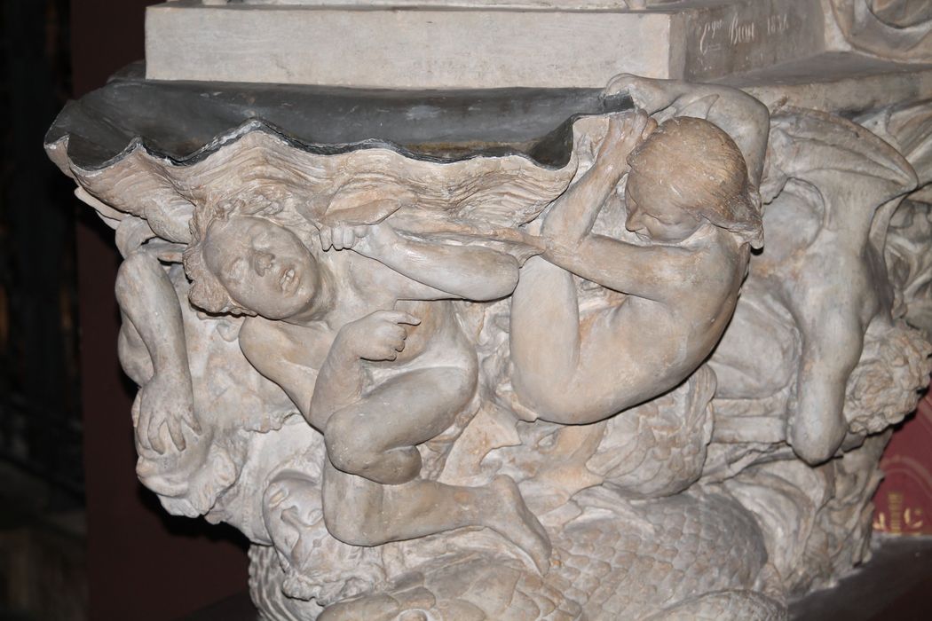 groupe sculpté : Le Pape Alexandre II distribuant de l'eau bénite, avec deux anges le soutenant et foulant aux pieds le démon, détail