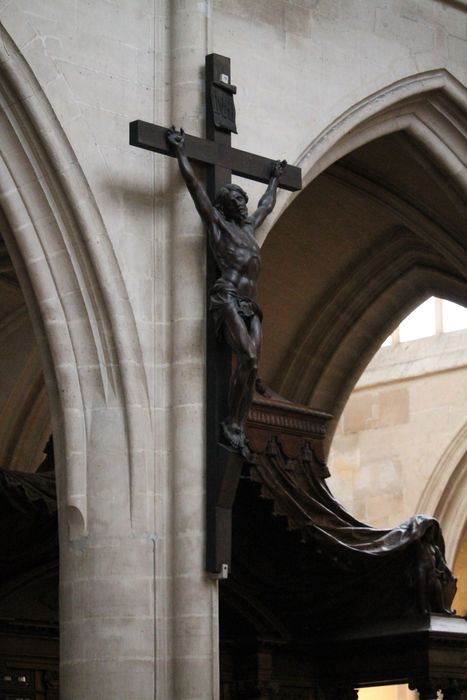 statue : Christ en croix