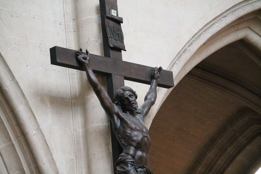 statue : Christ en croix, vue partielle