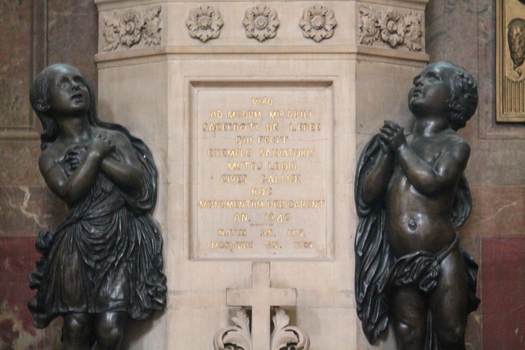 monument de l'abbé de l'Epée : groupe sculpté, détail