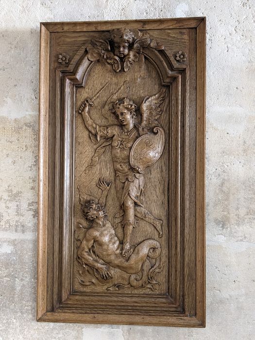 bas-relief : Saint Michel terrassant le démon