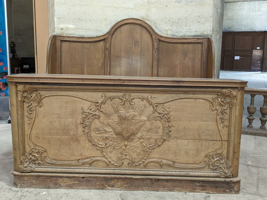 Banc clos dit des aumôniers (banc et panneau de façade : devant d'autel remployé)