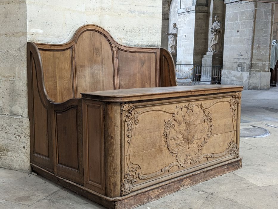 banc clos dit des aumôniers (banc et panneau de façade : devant d'autel remployé)