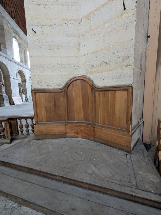 dosseret d’un banc de fidèles