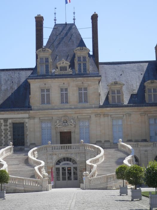 escalier monumentale à l’Ouest sur la cour d’honneur ou cour des Adieux