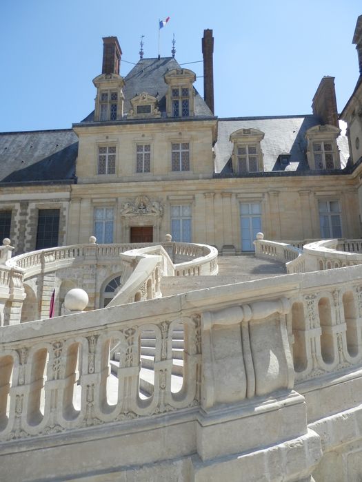 escalier monumentale à l’Ouest sur la cour d’honneur ou cour des Adieux, détail de la rampe