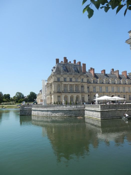 pavillon d’angle sud-ouest sur la cour de la Fontaine depuis la berge est de l’étang des Carpes