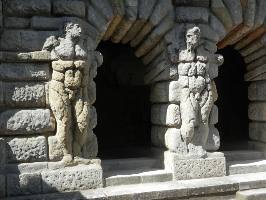 Jardin, grotte des pins, hauts-reliefs des géants