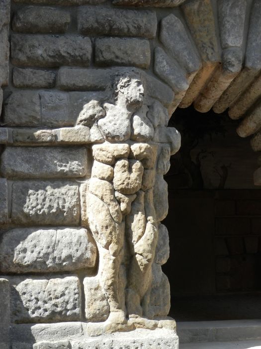 Jardin, grotte des pins, hauts-reliefs d’un géant