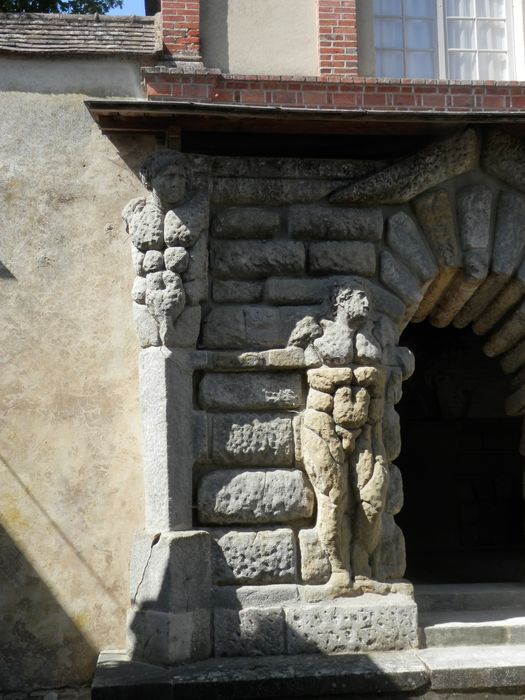 Jardin, grotte des pins, hauts-reliefs d’un géant