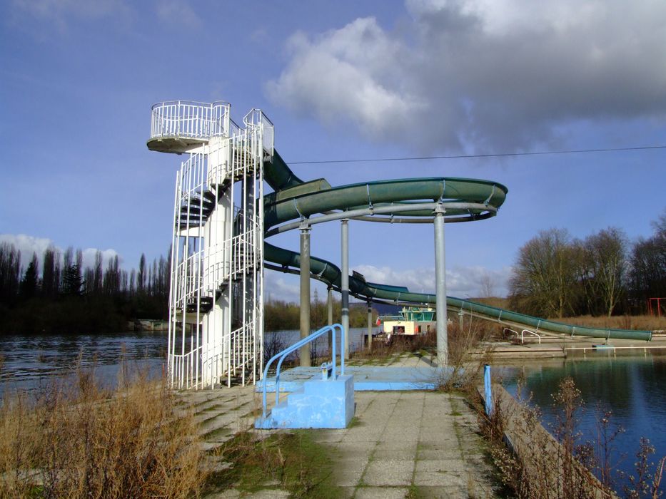 Plage de Villennes, sise Ile du Palais et chemin latéral