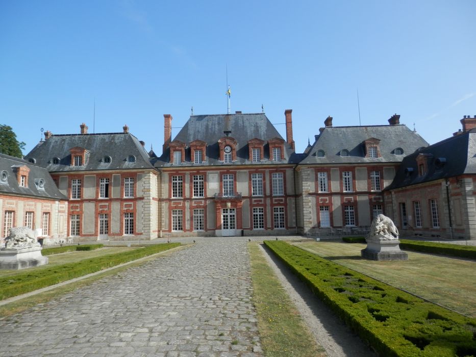 cour d’honneur et façade principale (façade sud) du château