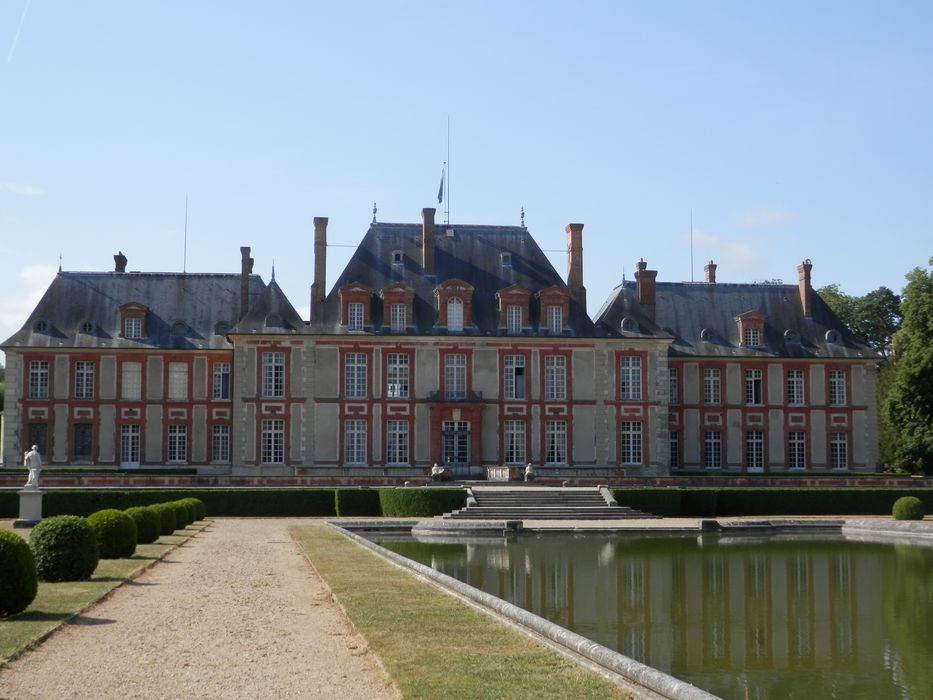 façade sur jardin (façade nord) du château et miroir d’eau