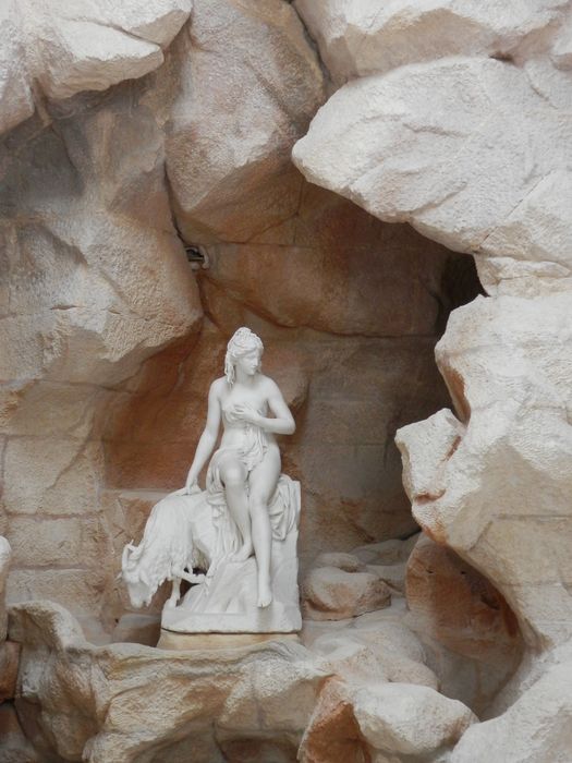 laiterie de la Reine, grotte, groupe sculpté : Amalthée et la chèvre de Jupiter