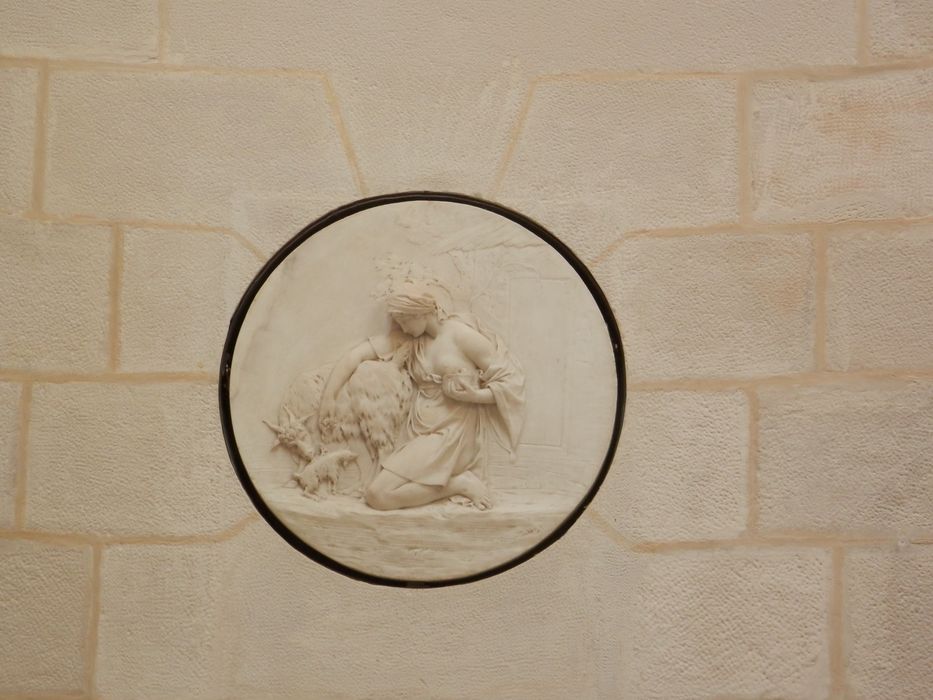 laiterie de la Reine, salle de dégustation, détail d’un bas- reliefs : Distribution de sel aux chèvres