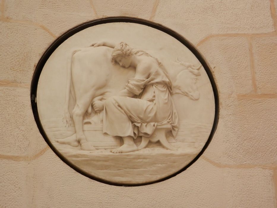 laiterie de la Reine, salle de dégustation, détail d’un bas- reliefs : Traite de la vache