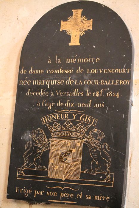 plaque commémorative de la chapelle des Trépassés (inscription) à la mémoire de la comtesse de Louvencourt