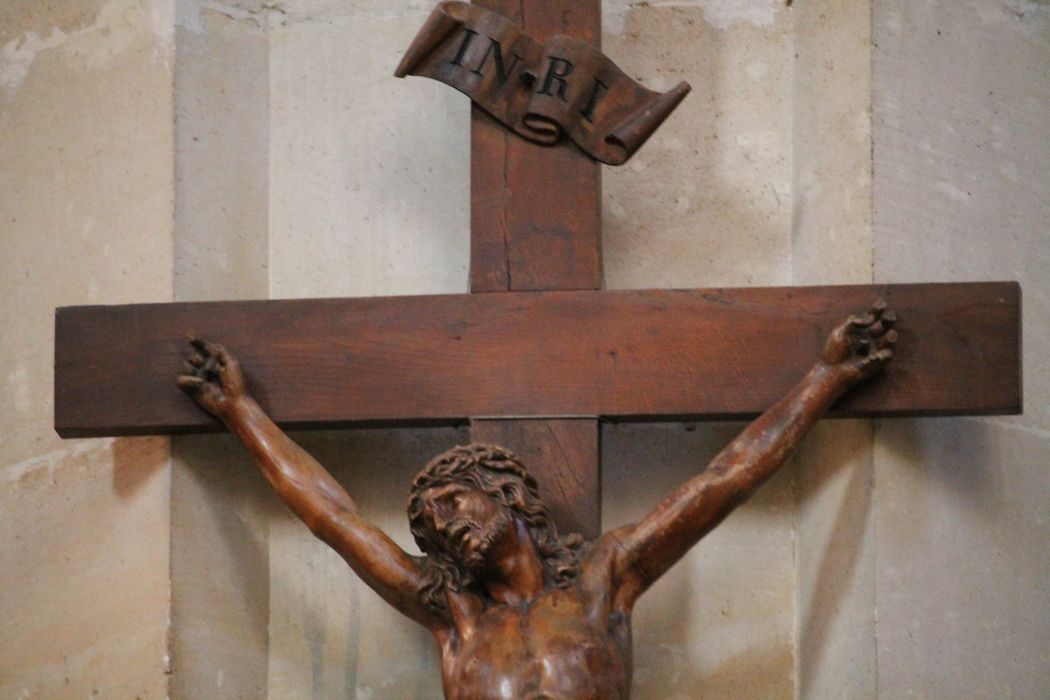 statue : Christ en croix, vue partielle