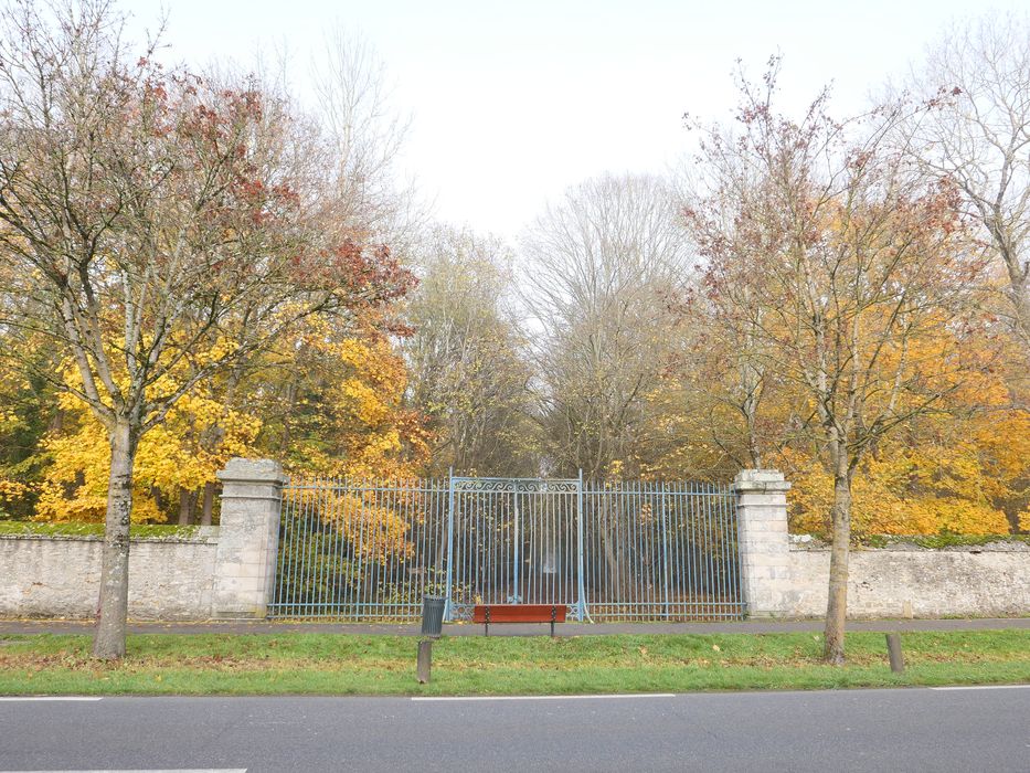 entrée située avenue de Gaulle, à l’extrémité de l’allée de la Verville