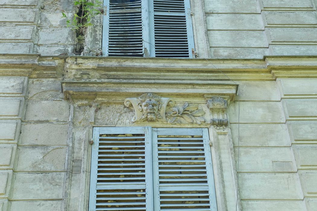 façade sud, détail d’un linteau de fenêtre