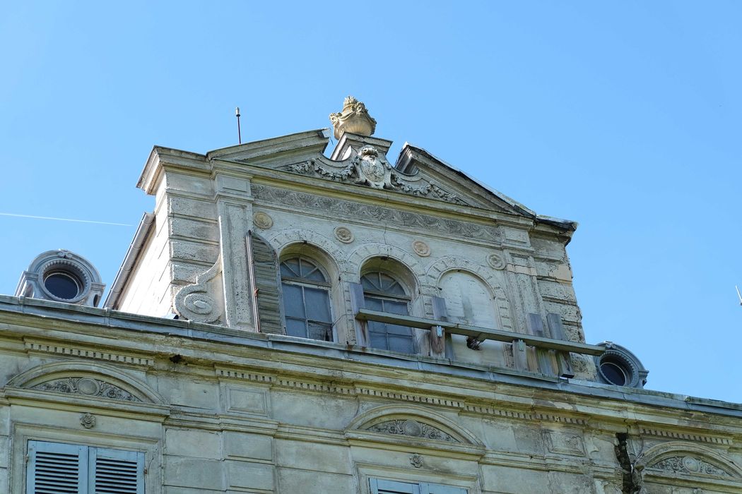 façade sud, détail du fronton