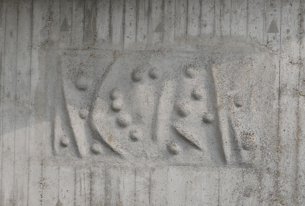 détail d’un bas-relief de l’artiste Etienne Hadju