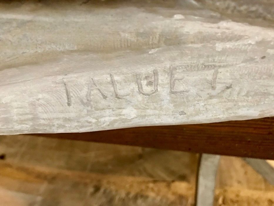 sculpture : Christ en croix, détail de la signature - © Ministère de la Culture (France), Direction Régionale des Affaires Culturelles d'Île-de-France – Tous droits réservés 