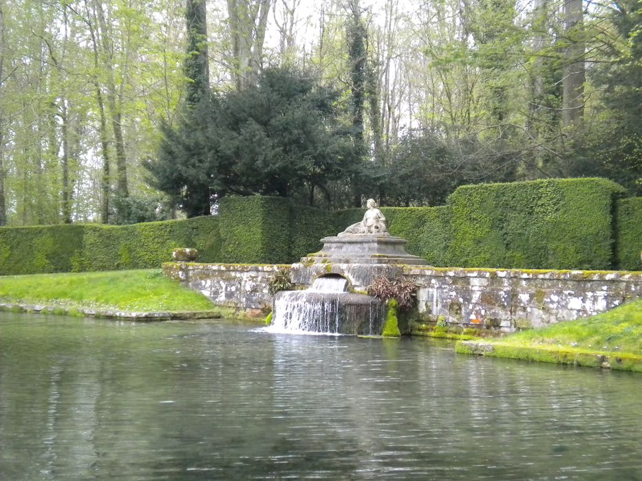 parc, bassin avec la statue de la Baigneuse