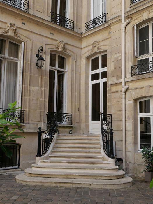 escalier extérieur sur la cour intérieure du n°20