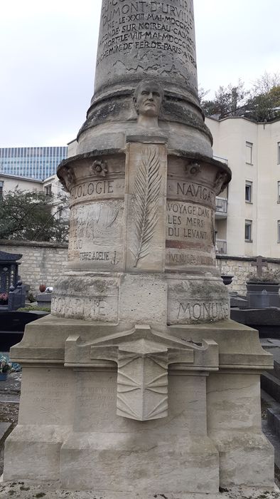 stèle formant saillie sur la face antérieure de la pyramide et supportant un piédouche portant le buste de l'amiral 