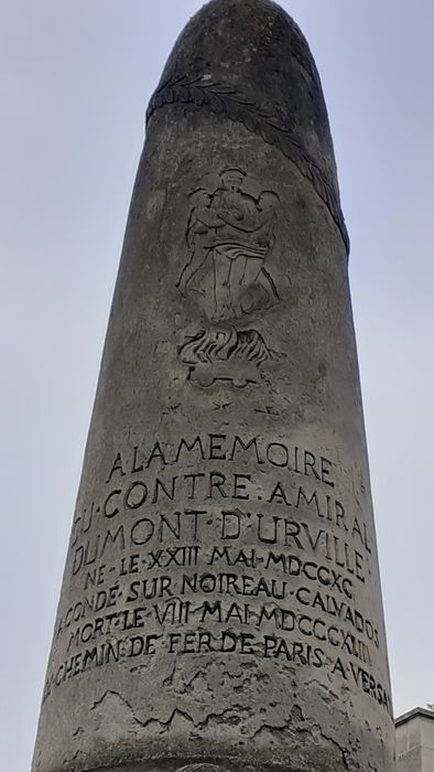 sommet du tombeau en forme de cône 