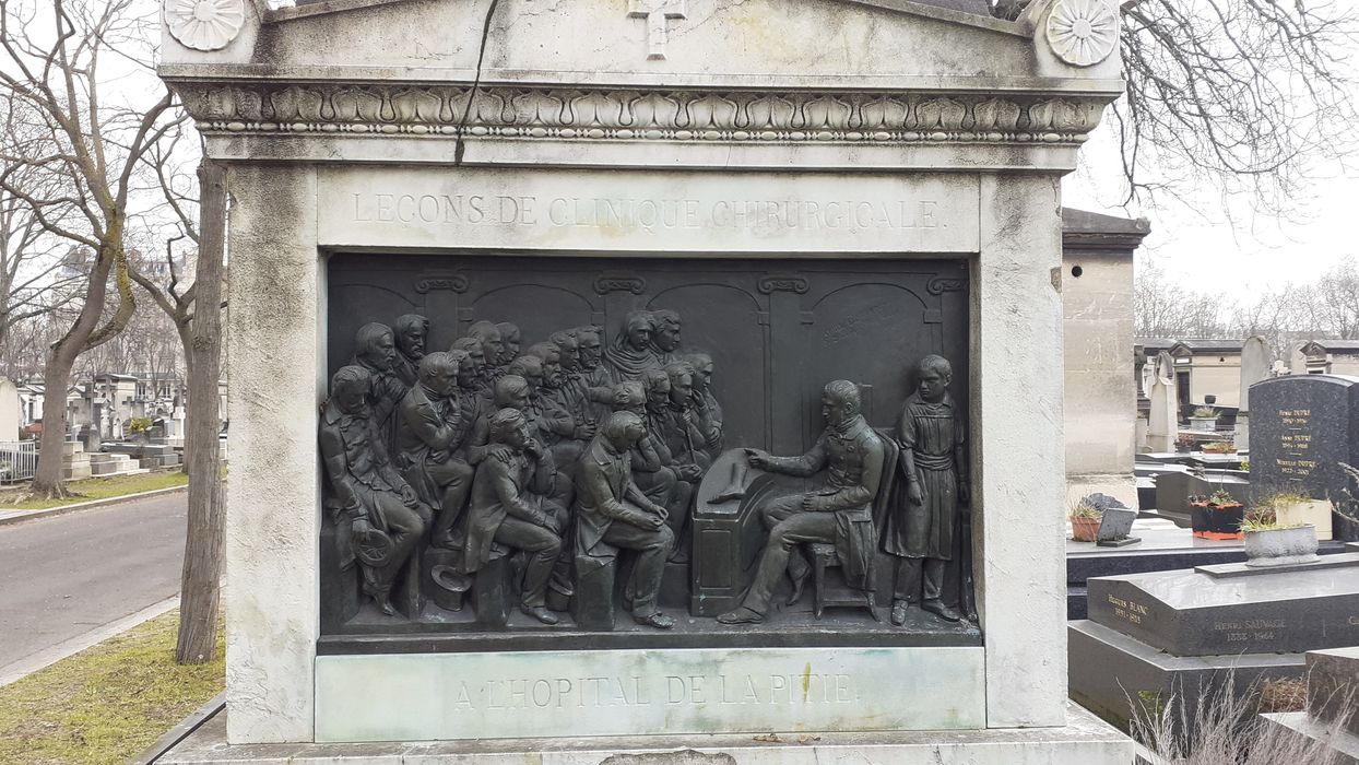 détail du haut-relief : Leçon de clinique chirurgicale à l’hôpital de la Pitié