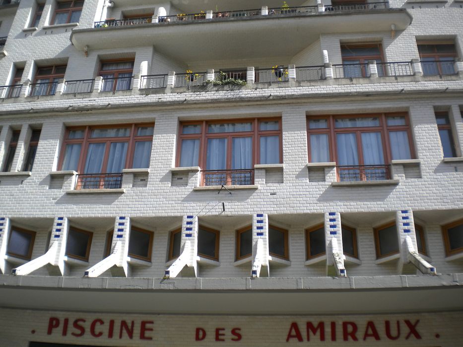 façade sur la rue Hermann-Lachapelle, vue partielle