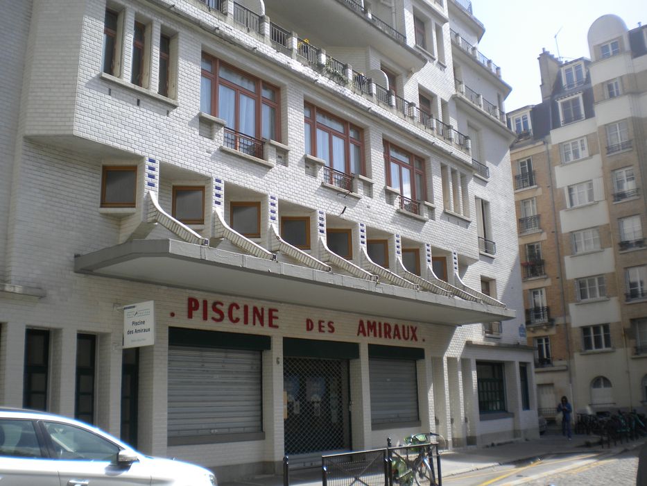 façade sur la rue Hermann-Lachapelle, vue partielle