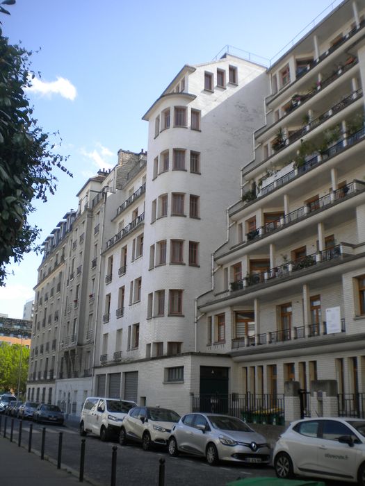 façade sur la rue des Amiraux