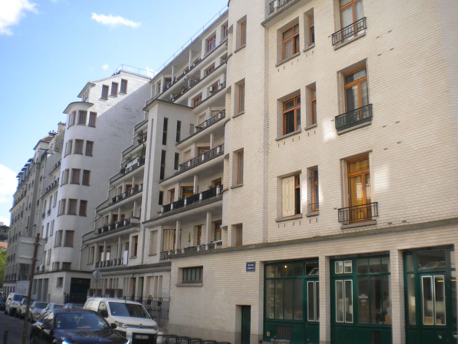 façade sur la rue des Amiraux