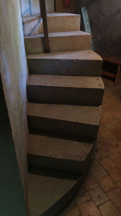 escalier conduisant au 4e étage