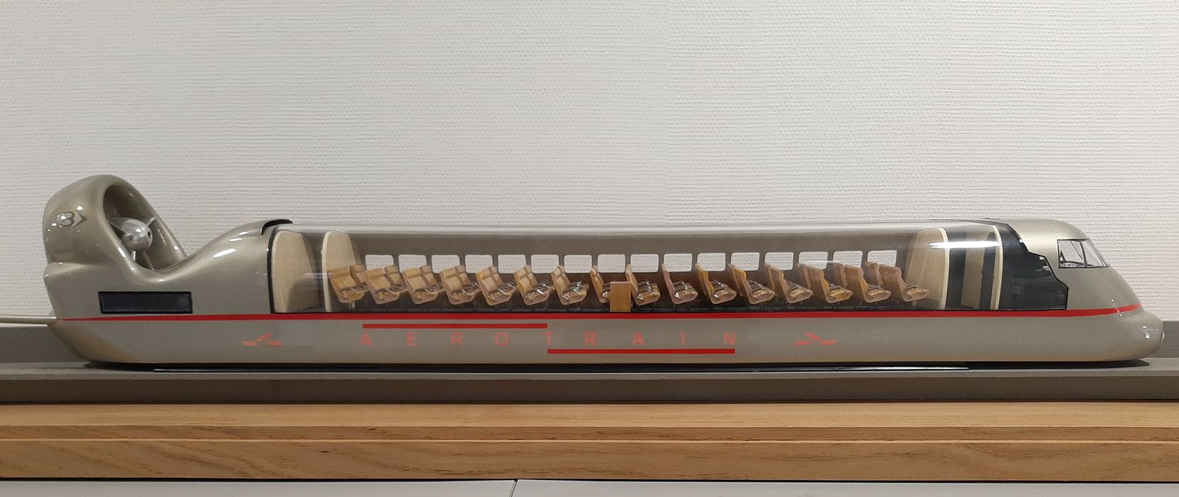maquette : aérotrain I80 HC (2), vue écorché droite - © Ministère de la Culture (France), Direction Régionale des Affaires Culturelles d'Île-de-France – Tous droits réservés 