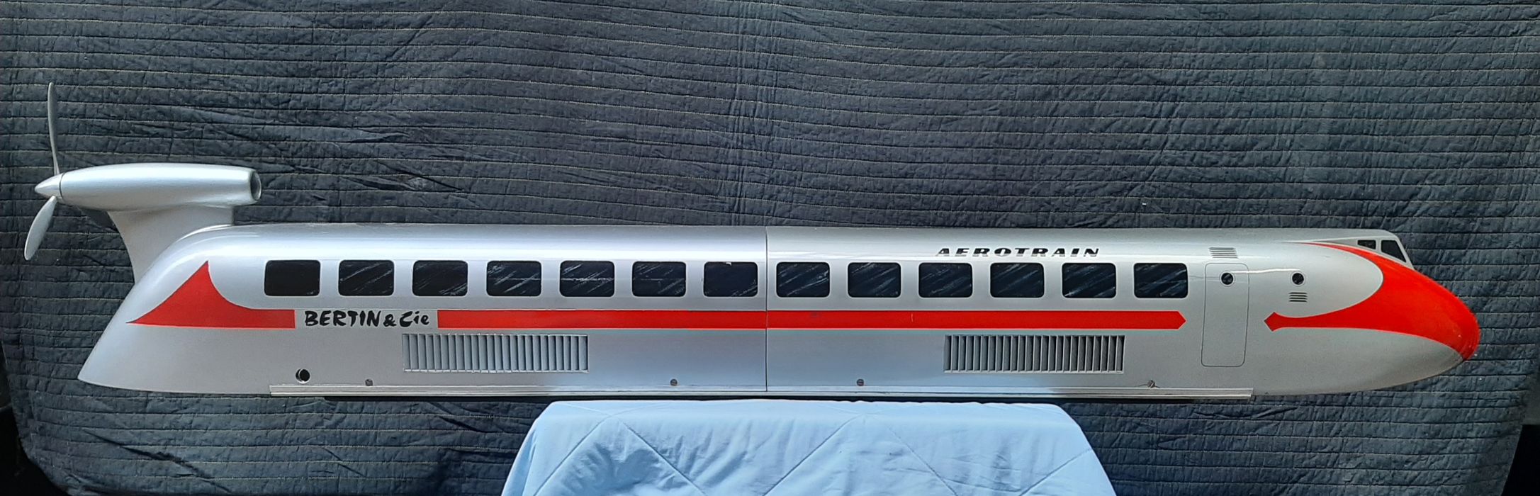 maquette : aérotrain Bertin dite « Pompidou » à sustentation électrique avec son rail, vue droite - © Ministère de la Culture (France), Direction Régionale des Affaires Culturelles d'Île-de-France – Tous droits réservés 