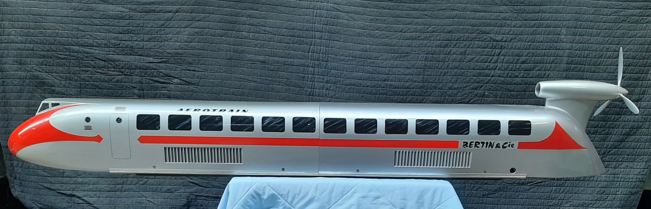 maquette : aérotrain Bertin dite « Pompidou » à sustentation électrique avec son rail, vue gauche - © Ministère de la Culture (France), Direction Régionale des Affaires Culturelles d'Île-de-France – Tous droits réservés 