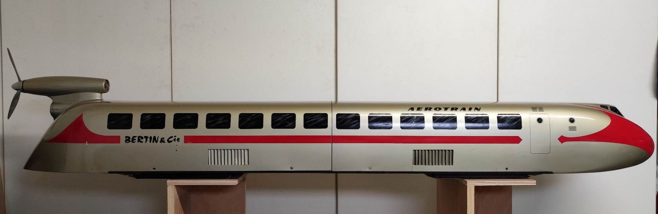 maquette : aérotrain Bertin dite « Pompidou » à sustentation par bonbonne de gaz, vue droite - © Ministère de la Culture (France), Direction Régionale des Affaires Culturelles d'Île-de-France – Tous droits réservés 
