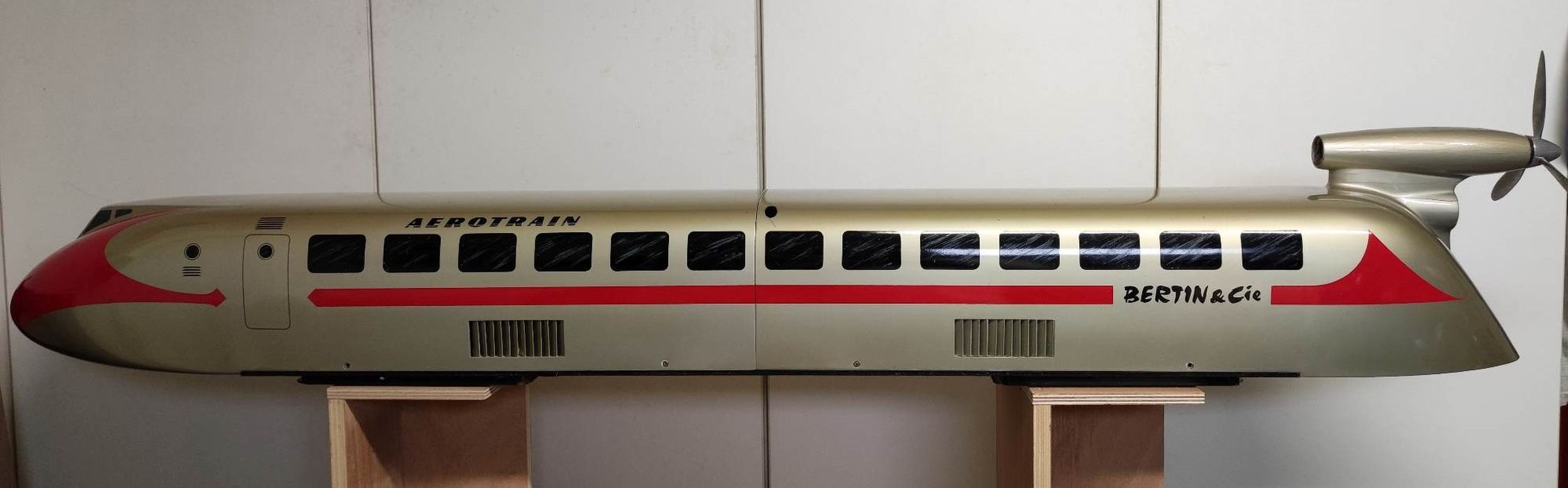 maquette : aérotrain Bertin dite « Pompidou » à sustentation par bonbonne de gaz, vue gauche - © Ministère de la Culture (France), Direction Régionale des Affaires Culturelles d'Île-de-France – Tous droits réservés 